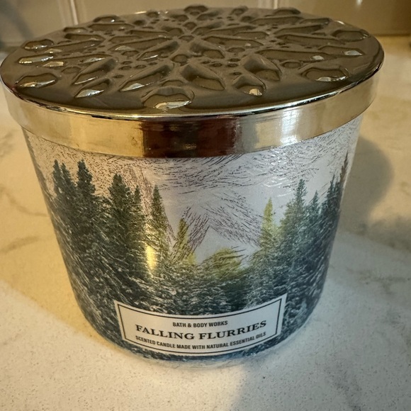 1 BATH & BODY WORKS FALLING FLURRIES SCENTED 3 WICK CANDLE 14.5 OZ LARGE NEW! - Picture 1 of 5